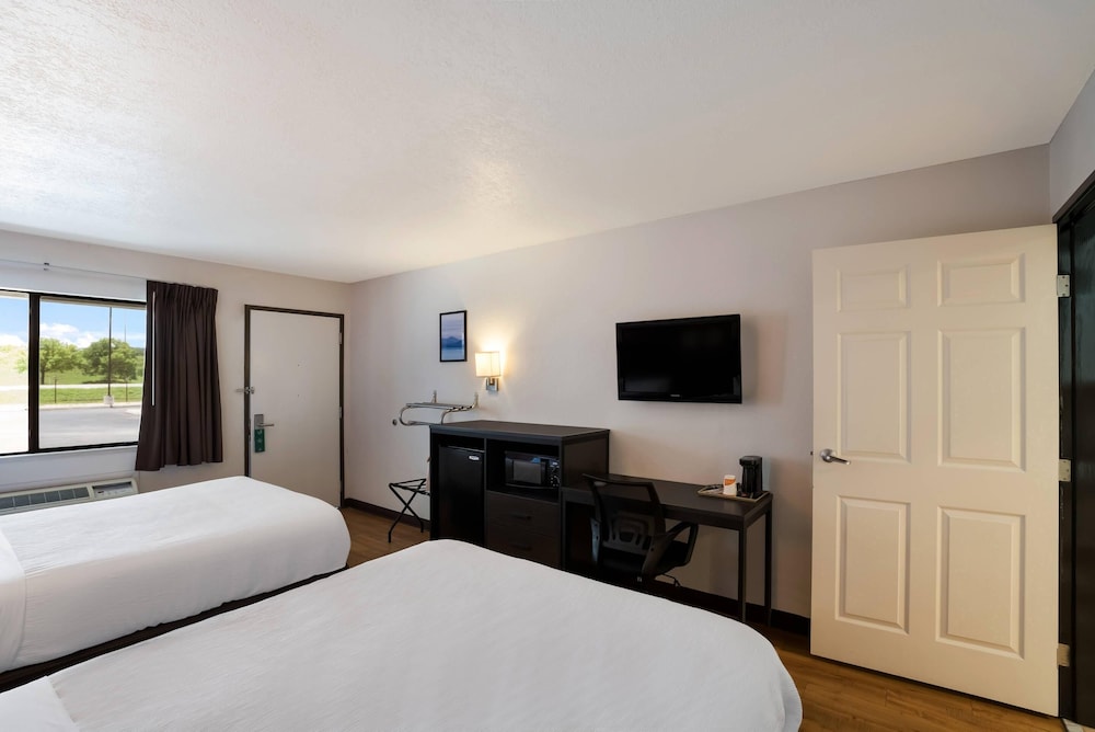 Standard Room, 2 Queen Beds, Non Smoking - Photo 6