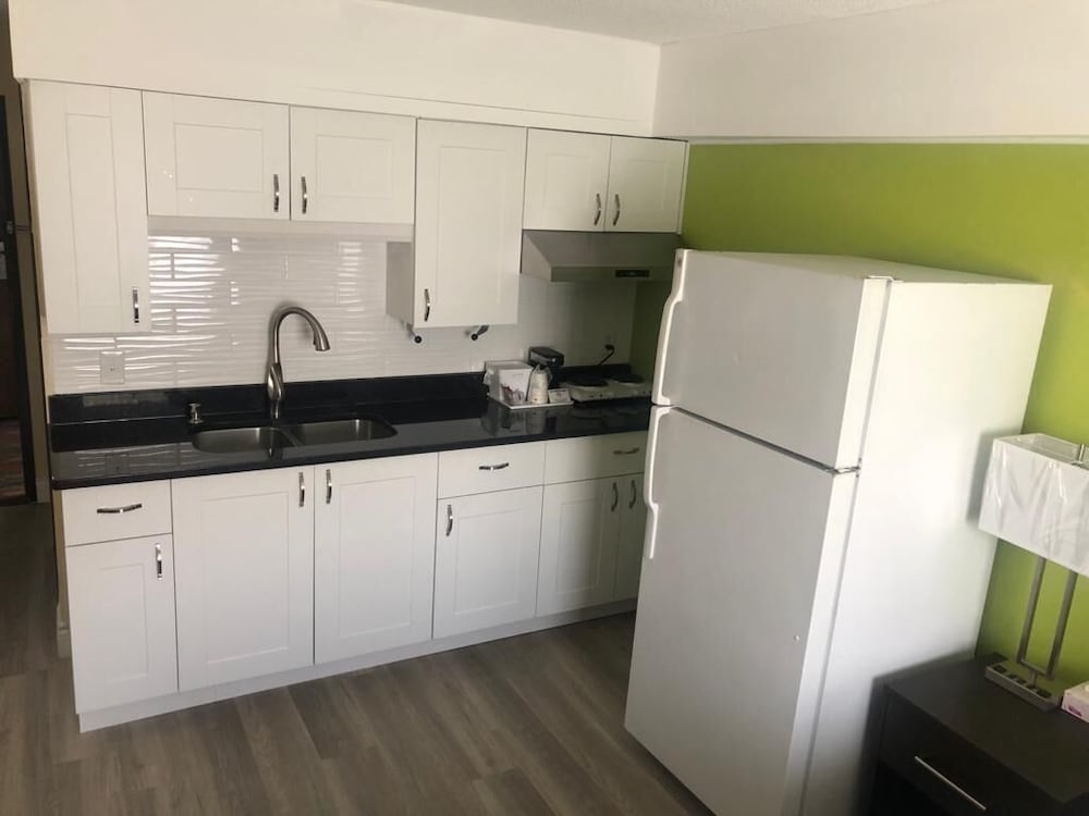 KITCHENETTE, 1 QUEEN BED photo 2