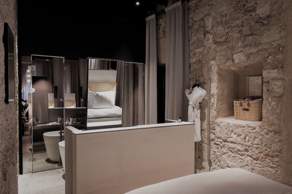 Suite (Courtyard) photo 3