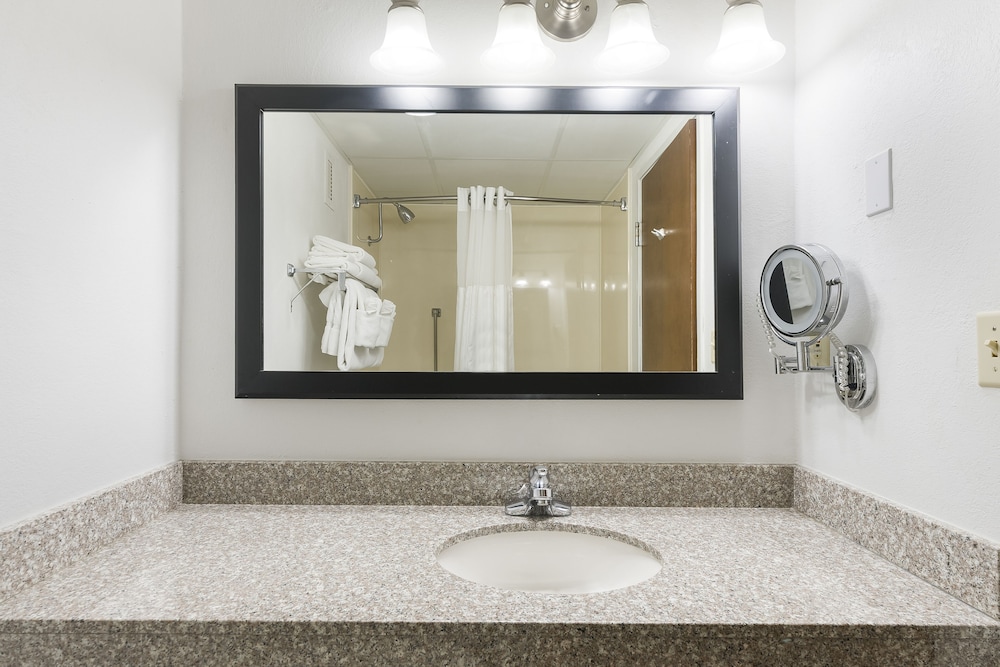 Premium Double Queen Room, Corner View - Photo 3