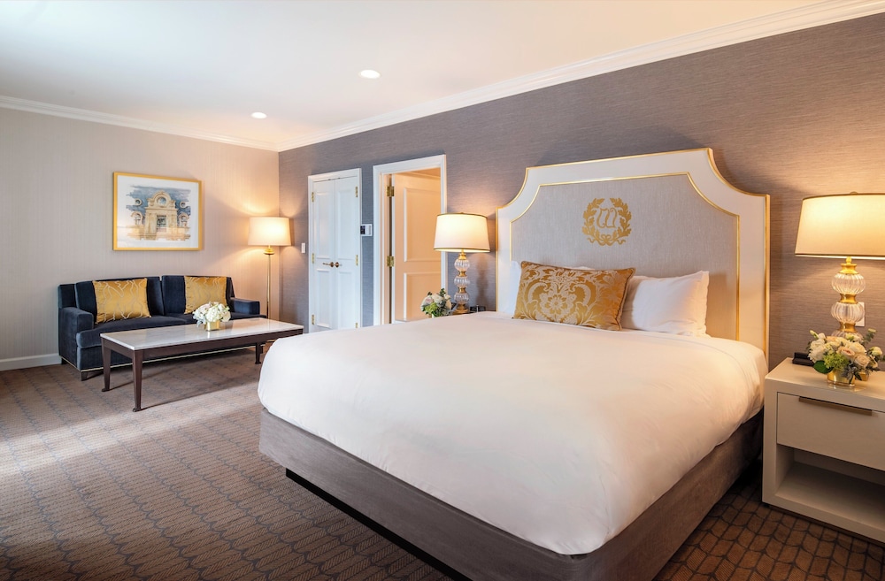 Suite, 1 King Bed (George Washington) thumbnail 5