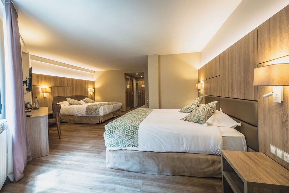Family Quadruple Room, Multiple Beds, Private Bathroom photo 1