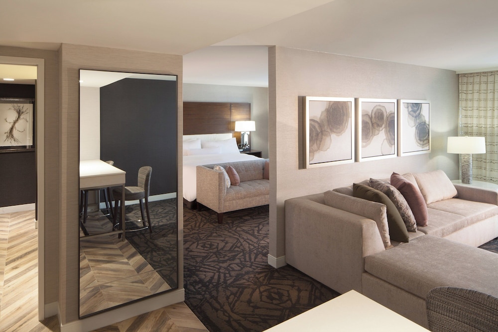 Executive Suite, 1 King Bed (SW-M) - Photo 9