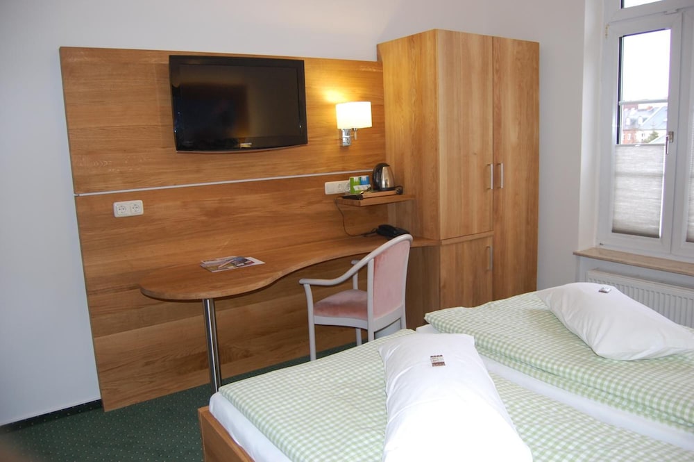 Comfort double room railway side photo 3