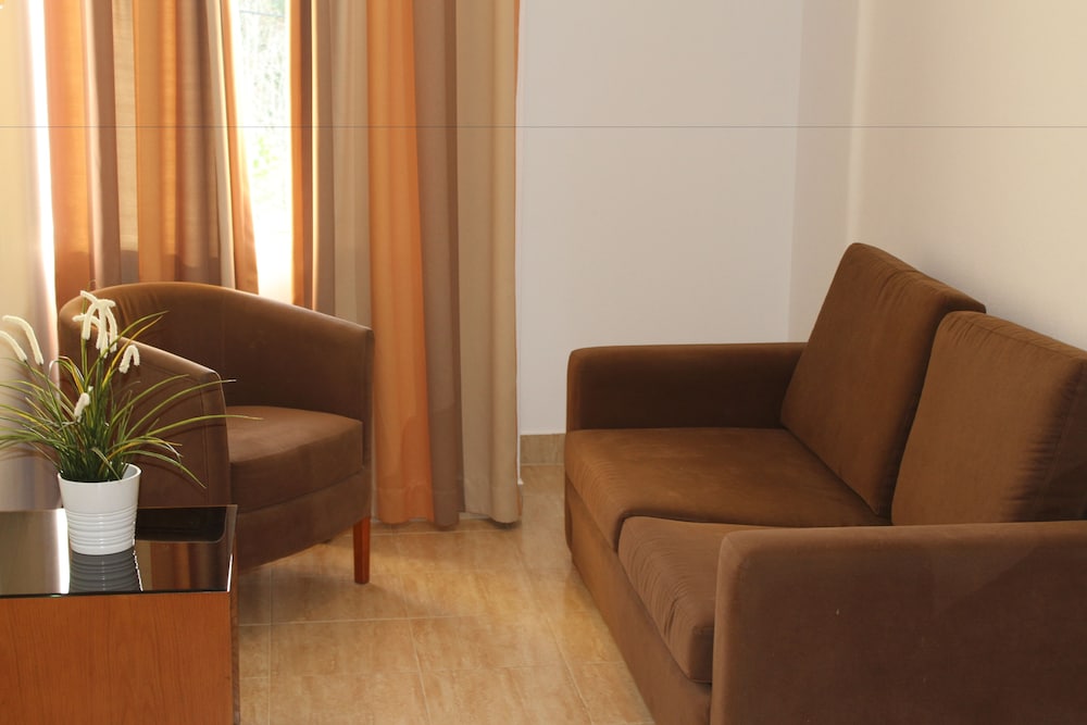 Family Room (2 Adults + 1 Child) - Photo 1