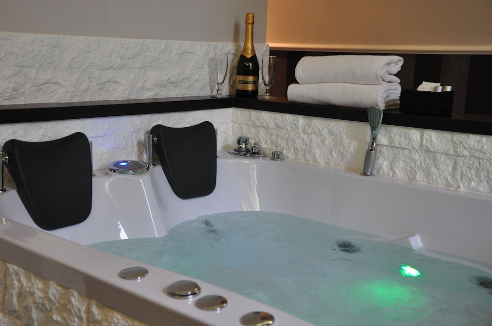 Suite, Hot Tub photo 3