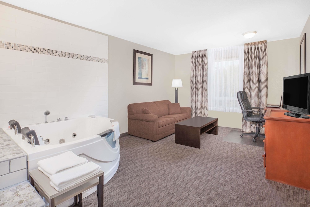 Suite, 1 King Bed, Microwave - Photo 2