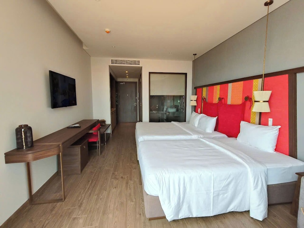 Deluxe Studio, 1 Queen Bed with Sofa bed, Beach View