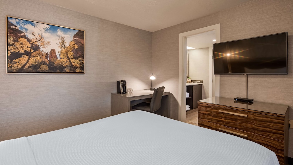 Standard Room, 1 Queen Bed, 1 Double Bed, Non Smoking, Refrigerator & Microwave - Photo 4
