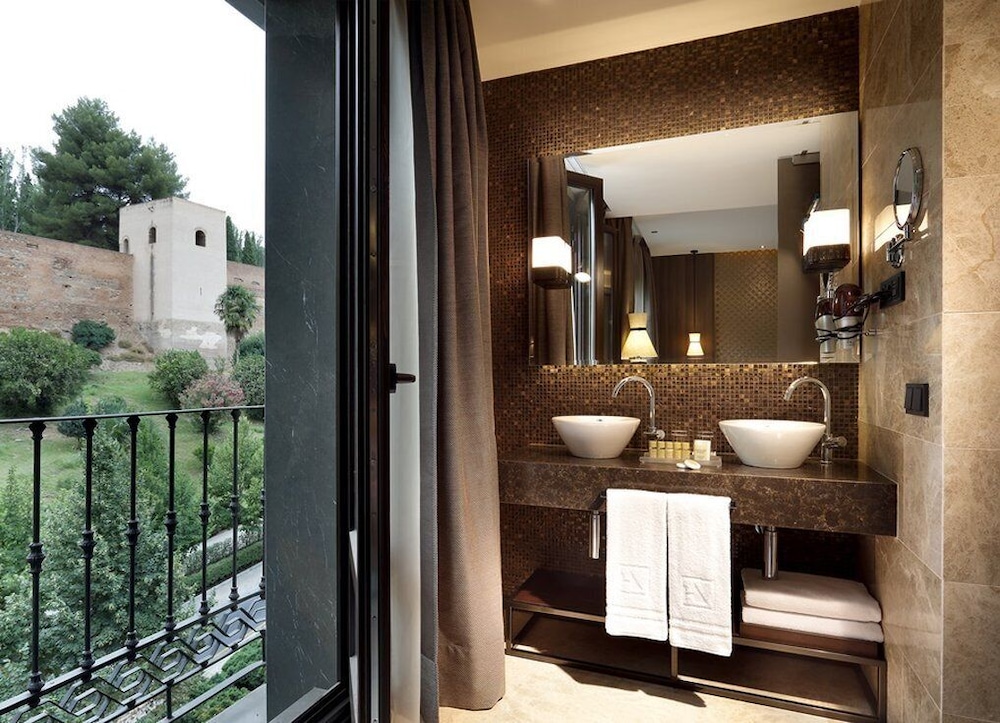 Room (Alhambra views)