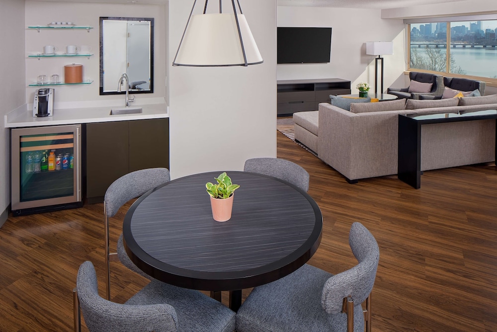 Suite (University) - Photo 3