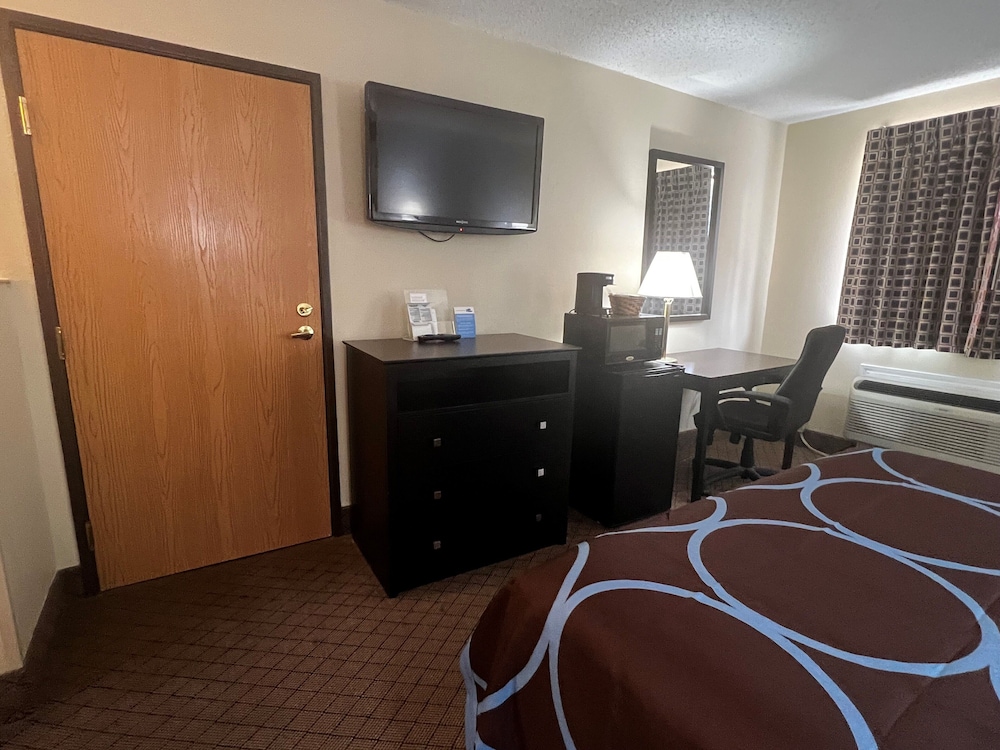 Room, 1 Queen Bed, Microwave photo 1