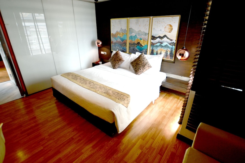 Junior Suite, 1 King Bed photo 3