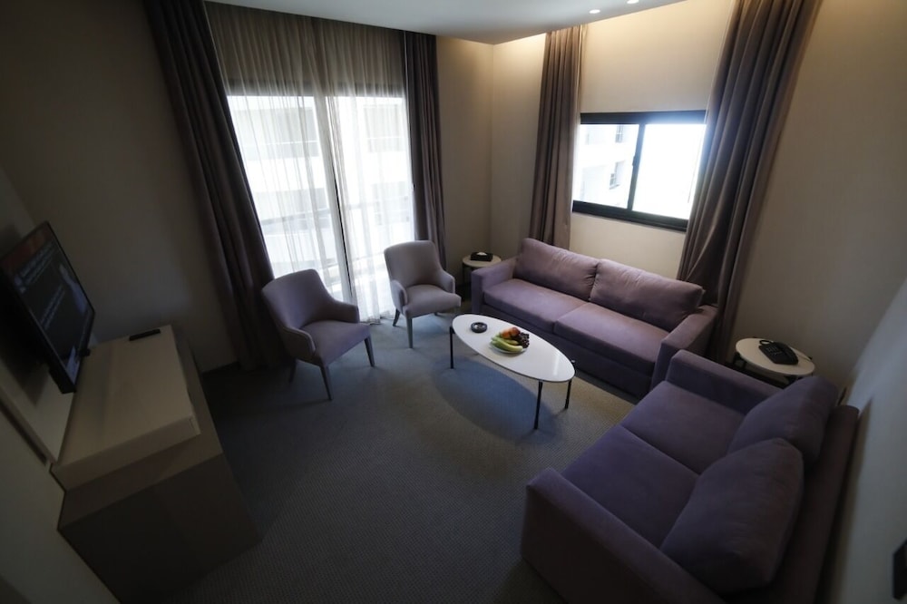 Executive Suite - Photo 6