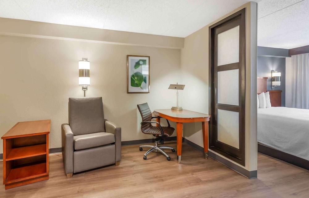 Family Studio, 1 King Bed, Non Smoking, Kitchenette - Photo 3