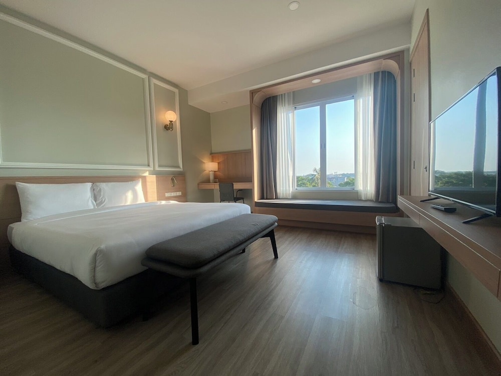 Deluxe Room, 1 King Bed, Non Smoking, Bathtub photo 1