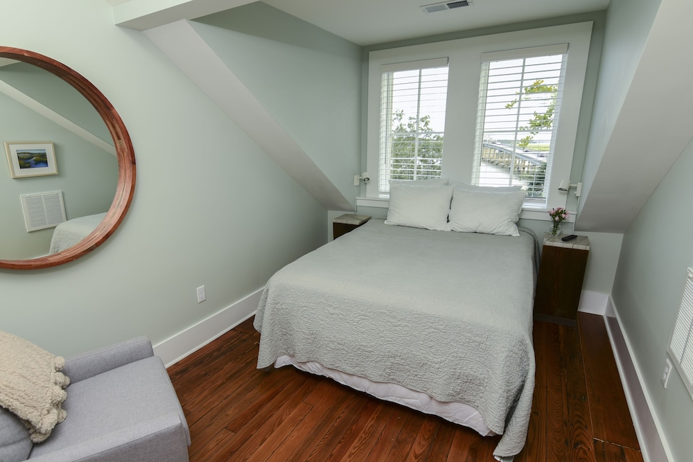 Deluxe Room, 1 Queen Bed, River View