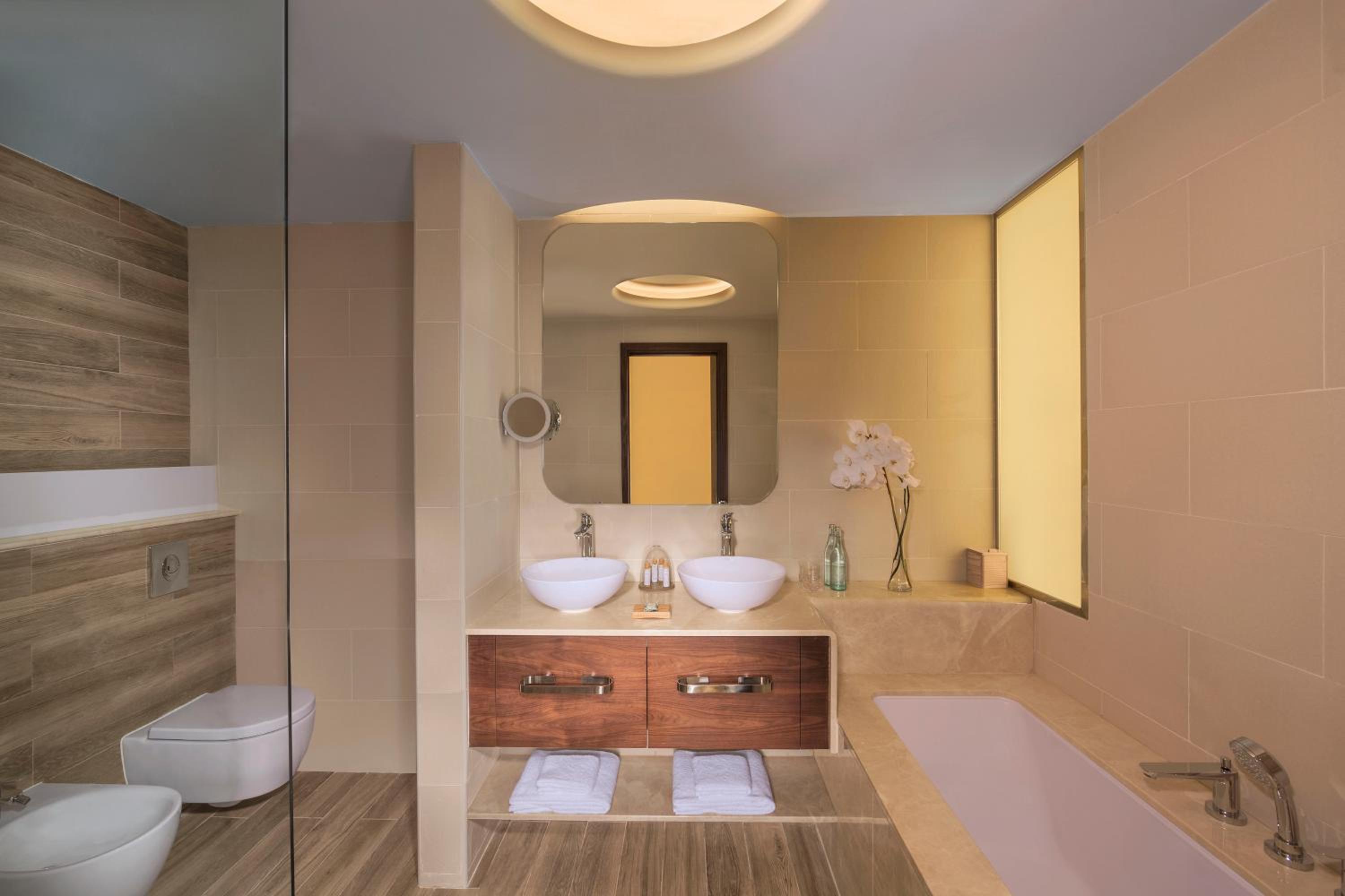 Deluxe Room with Balcony and Sea View thumbnail 5