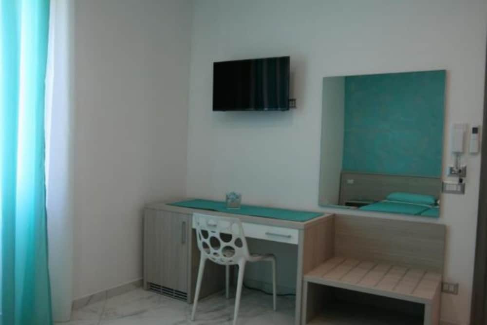 Double or Twin Room, 3 Twin Beds (Ortensia) photo 2