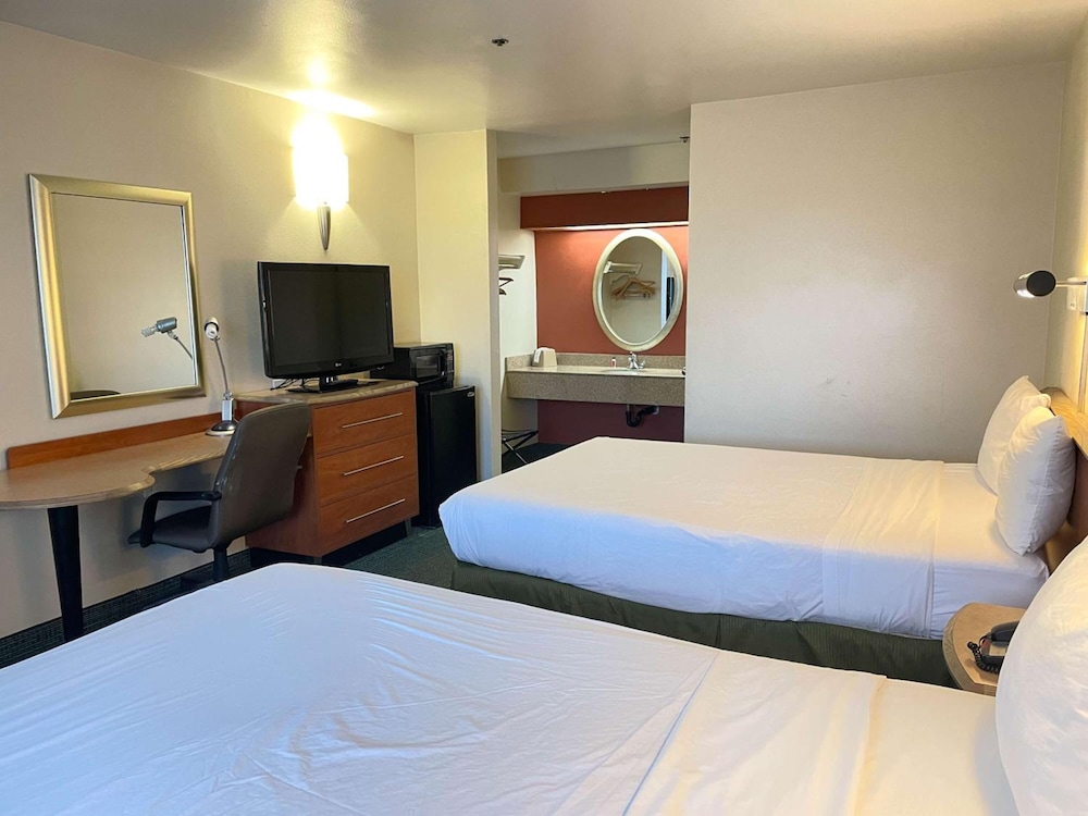 Standard Suite, 2 Queen Beds, Non Smoking - Photo 3