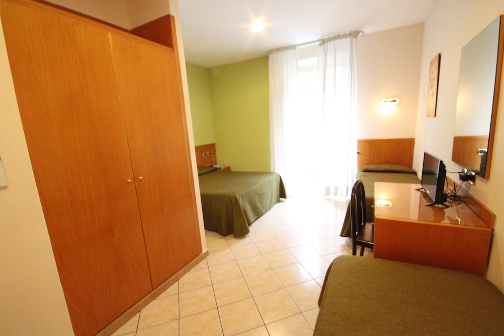 Standard Quadruple Room - Photo 4