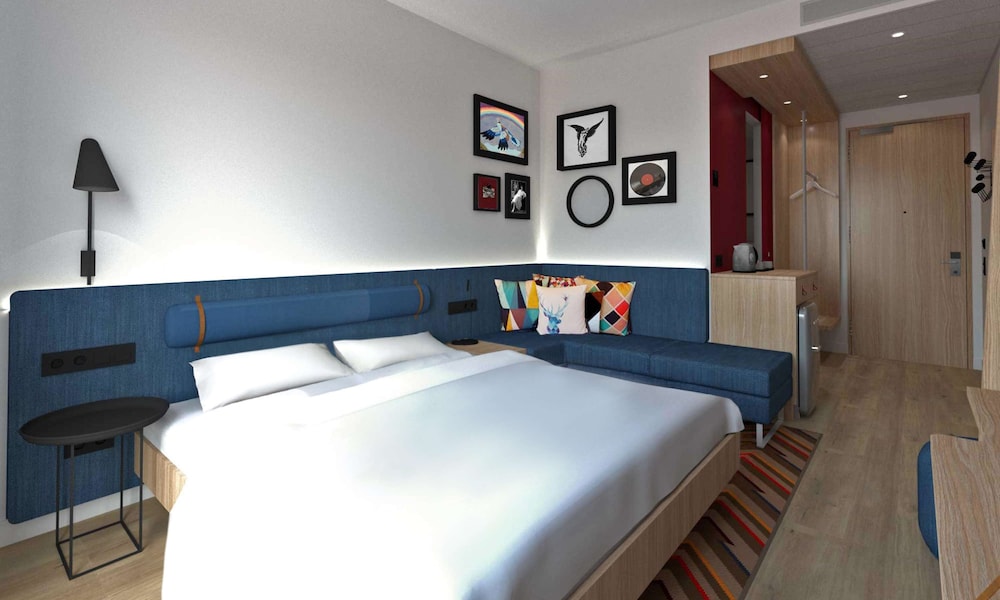 Queen Accessible Room photo 1