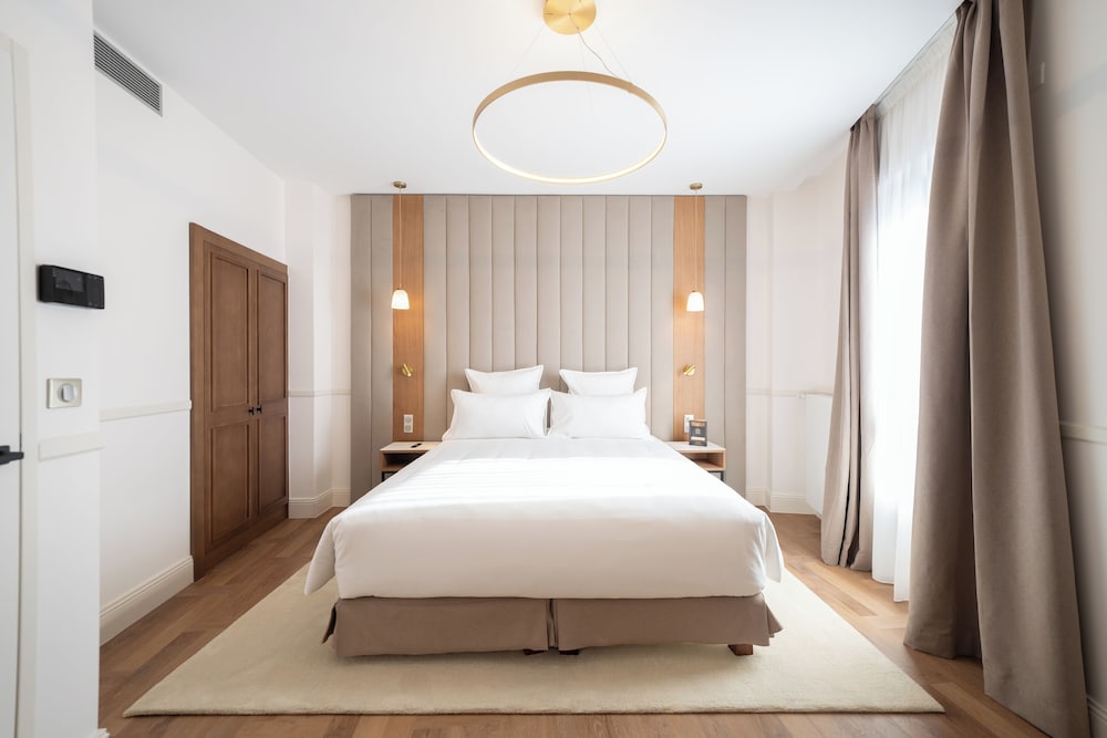 Suite, City View