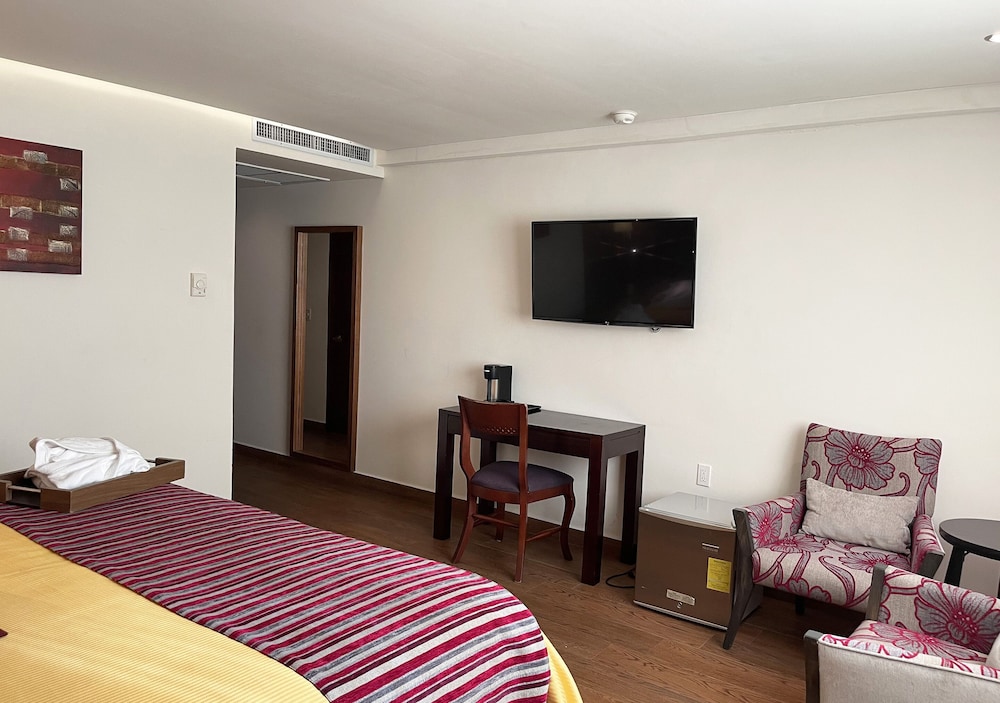 Deluxe Studio Suite, 1 King Bed photo 2