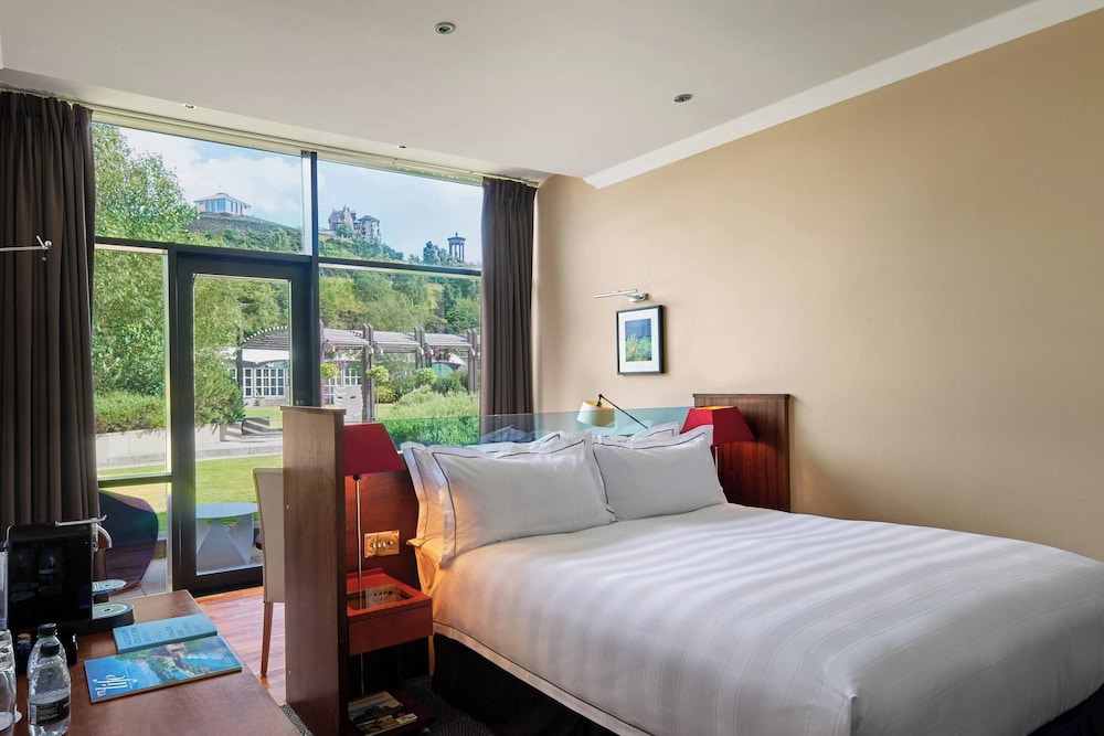 Room, 1 King Bed, Hill View - Photo 2