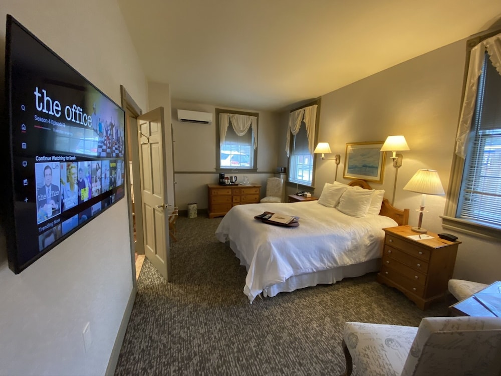 1 Queen Bed (Handicap Accessible) photo 1