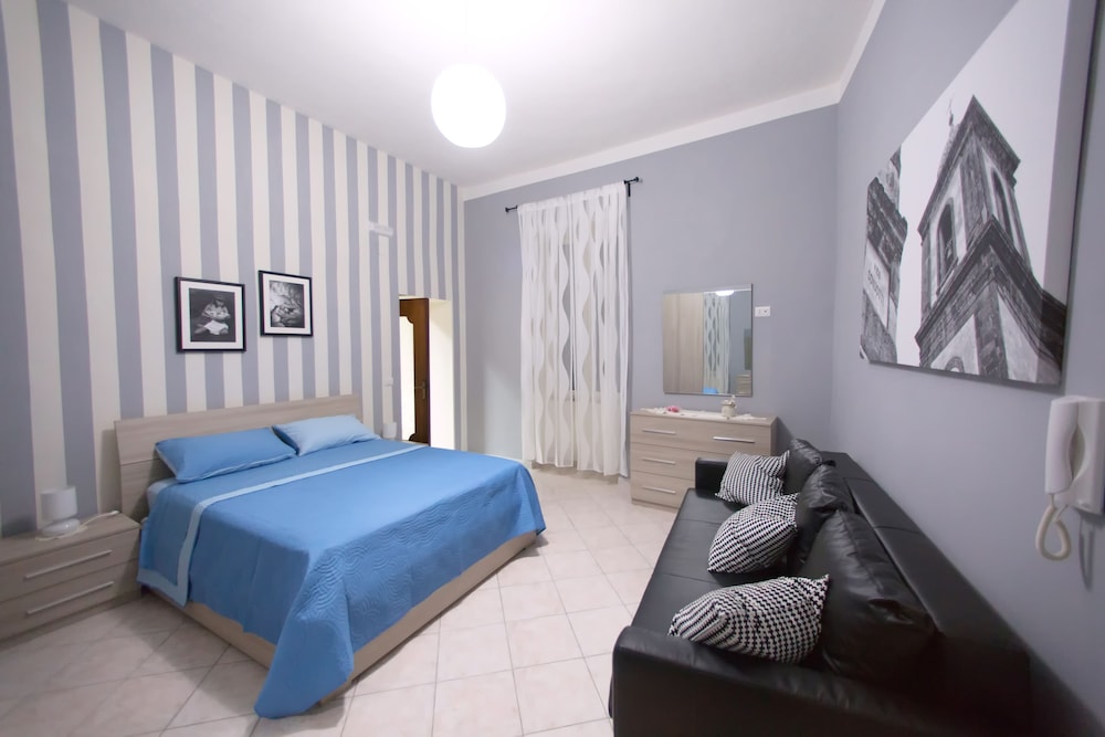 Suite (Blue) photo 1