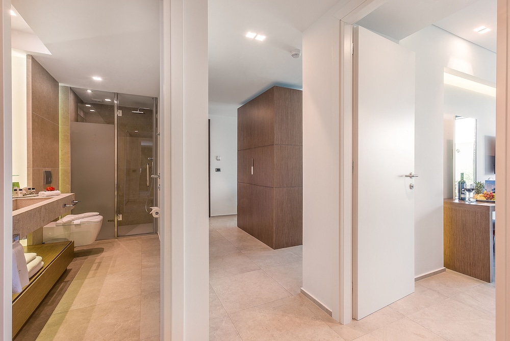 Executive Suite with Two Bedrooms Pool or Sea view - Photo 12