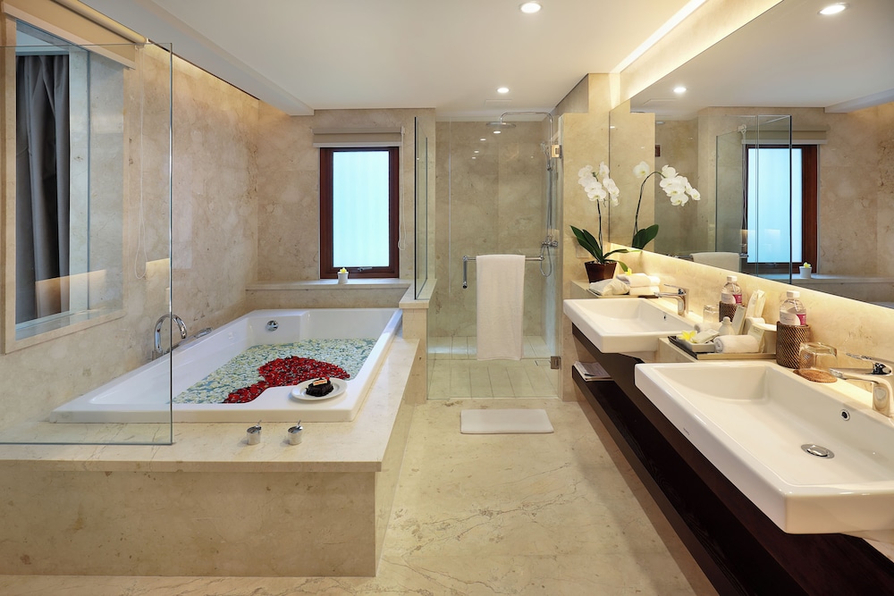 Suite, Balcony, Pool View - Photo 7