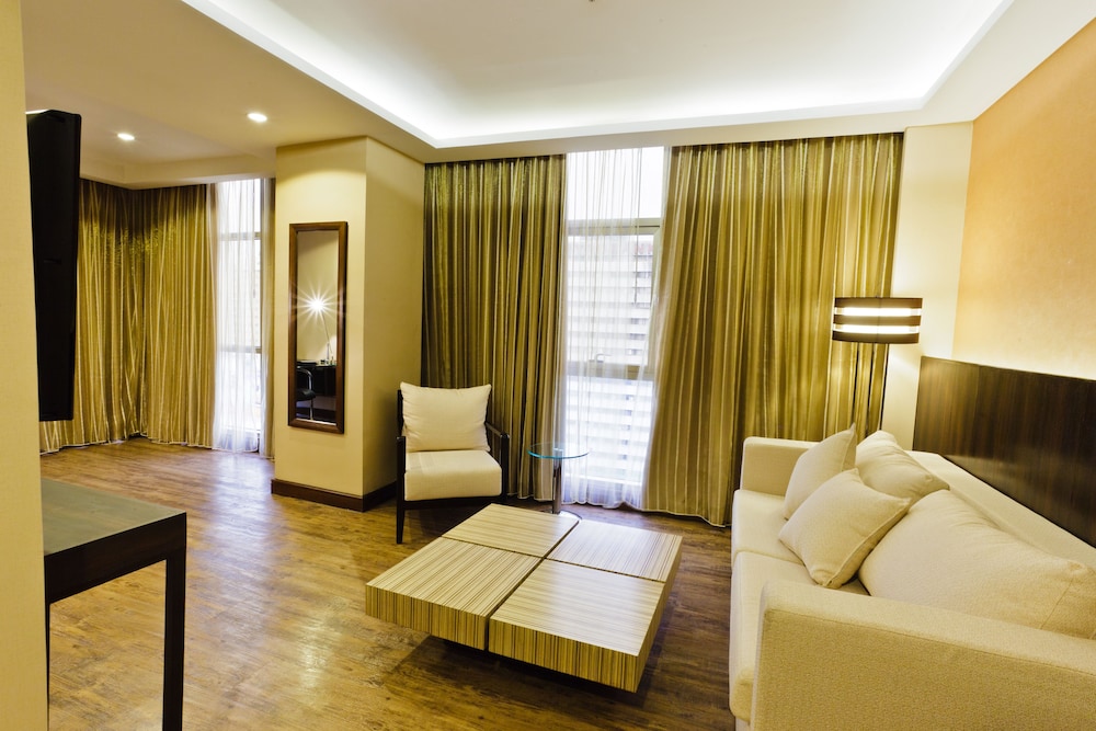 Ramada Suite - Photo 2