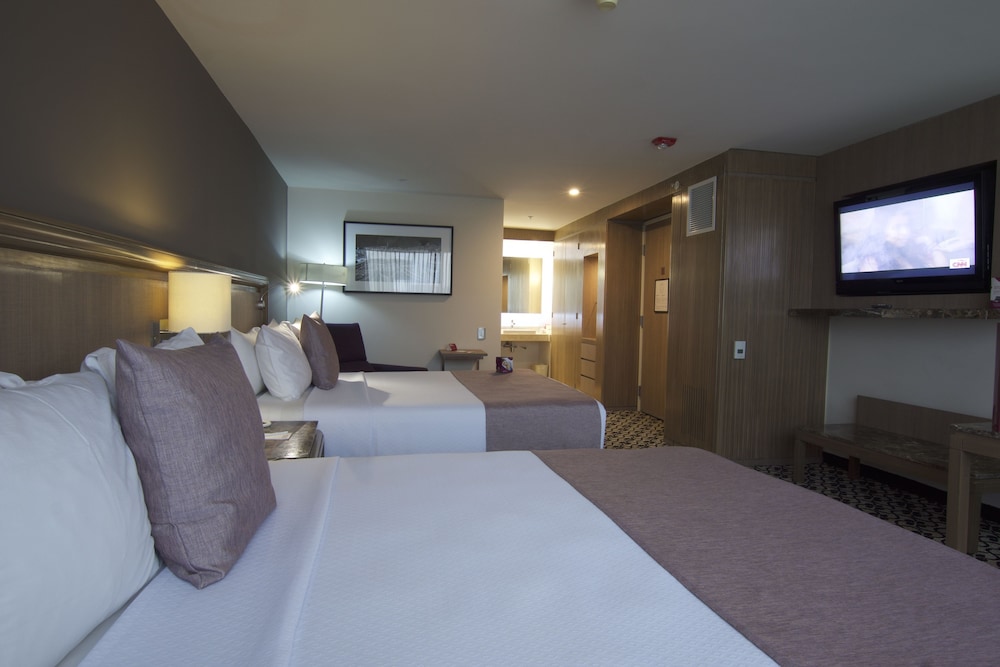 Standard Room, 2 Queen Beds, Accessible - Photo 3