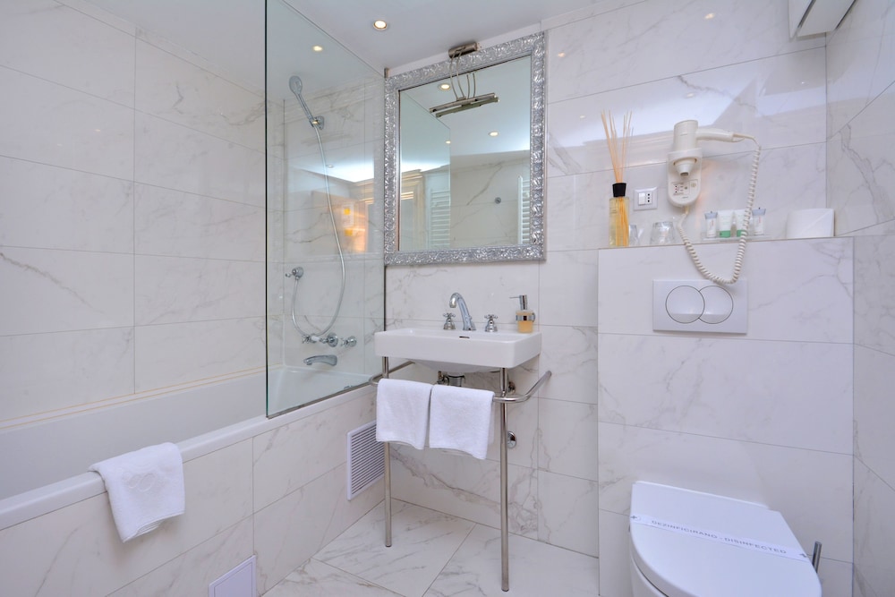 Deluxe Double or Twin Room - Photo 26