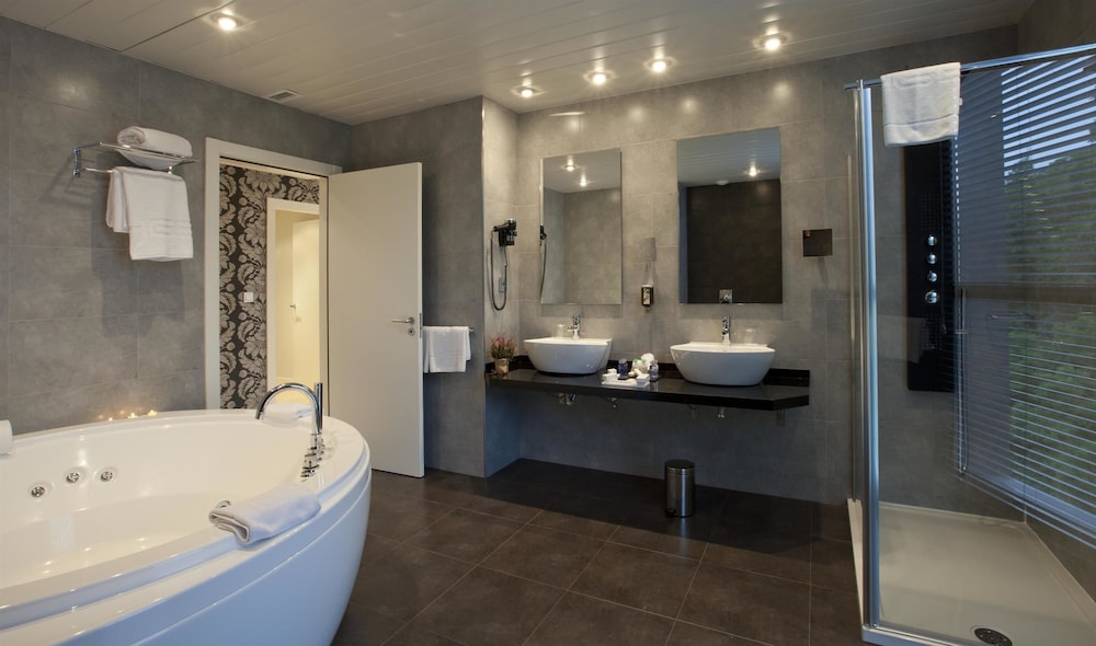 Double or Twin Room - Photo 12