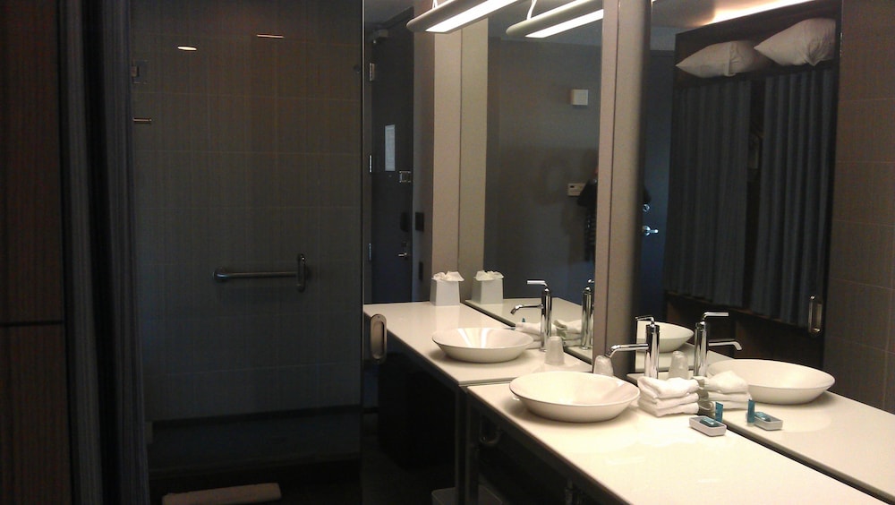 Room, 2 Queen Beds (Mobility Accessible, Roll-In Shower) - Photo 4
