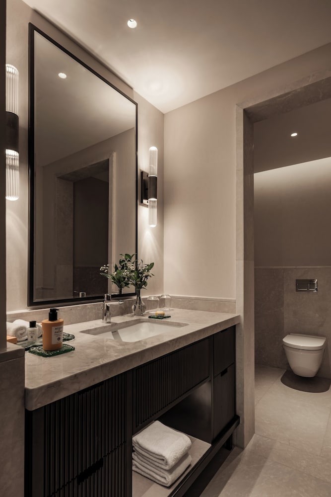 Executive Room, 1 King Bed, City View