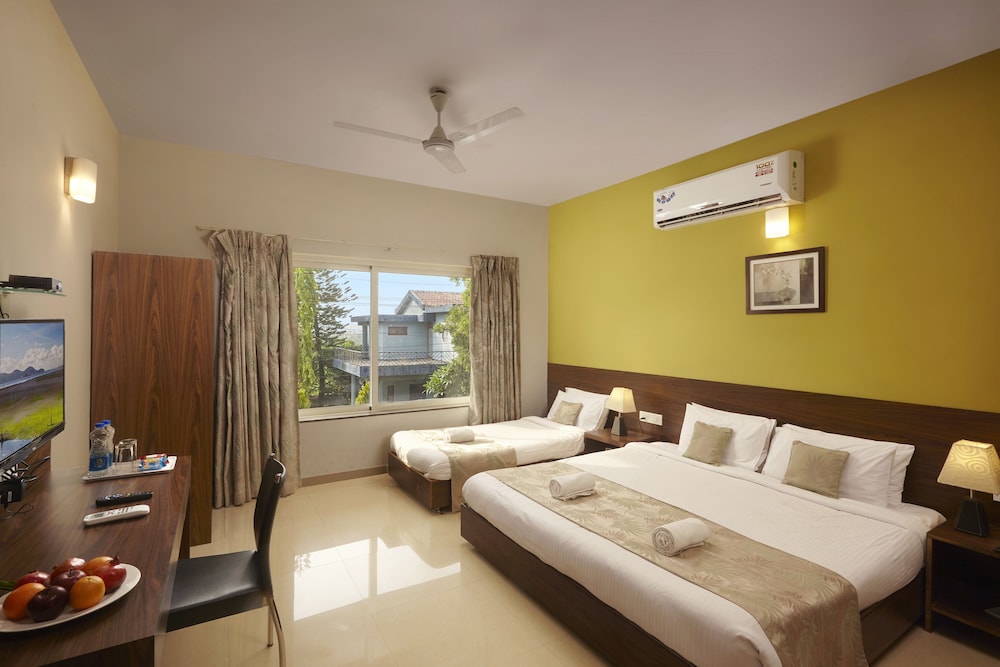 Deluxe Room, Multiple Beds, Private Bathroom photo 3