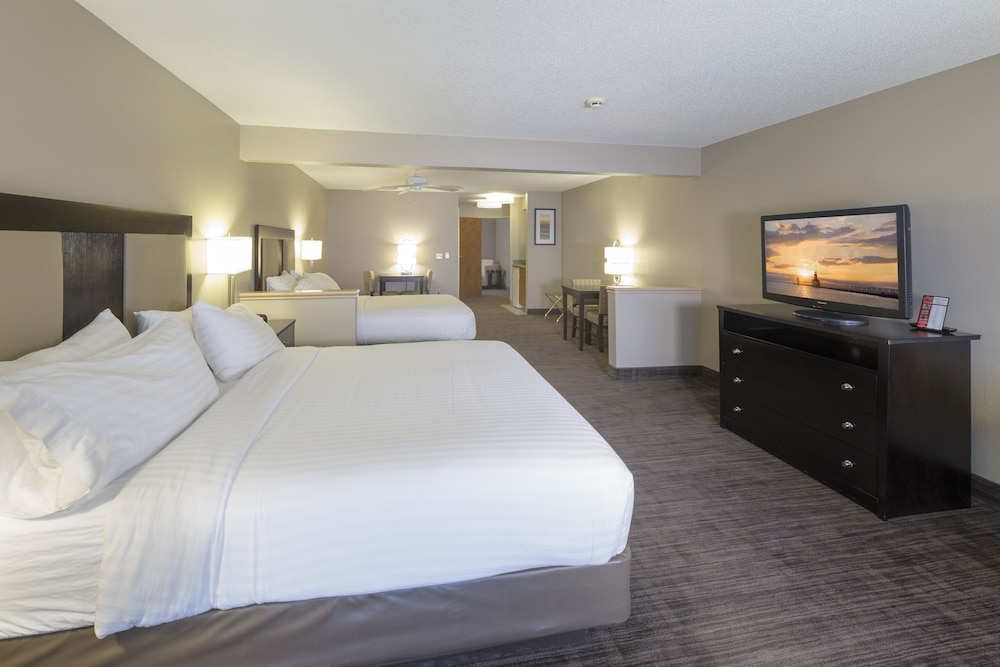Suite, 1 Bedroom, Courtyard View - Photo 1