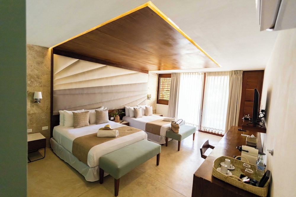 Junior Double Room, Pool View