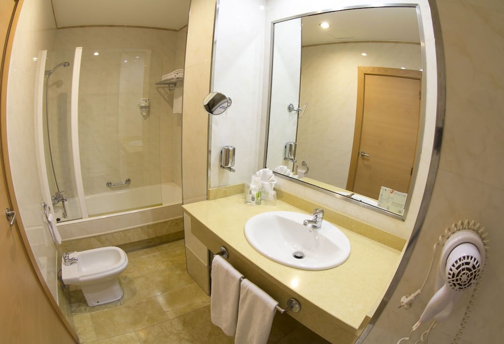 Double Room (2 adults + 1 child) - Photo 5