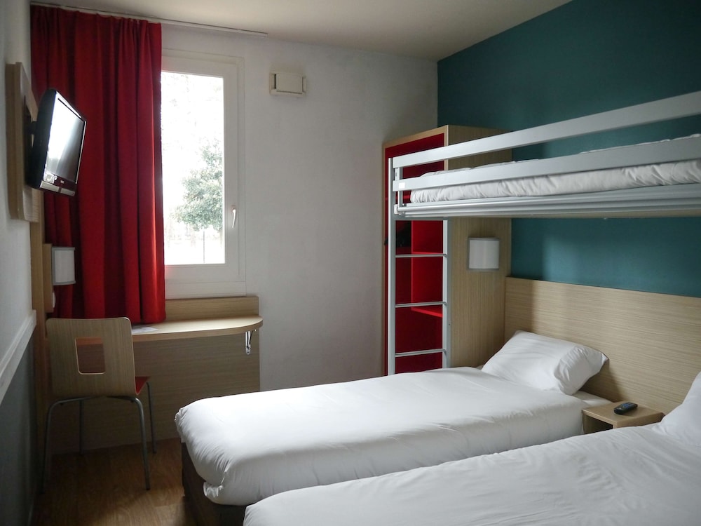Standard Room, Multiple Beds - Photo 4