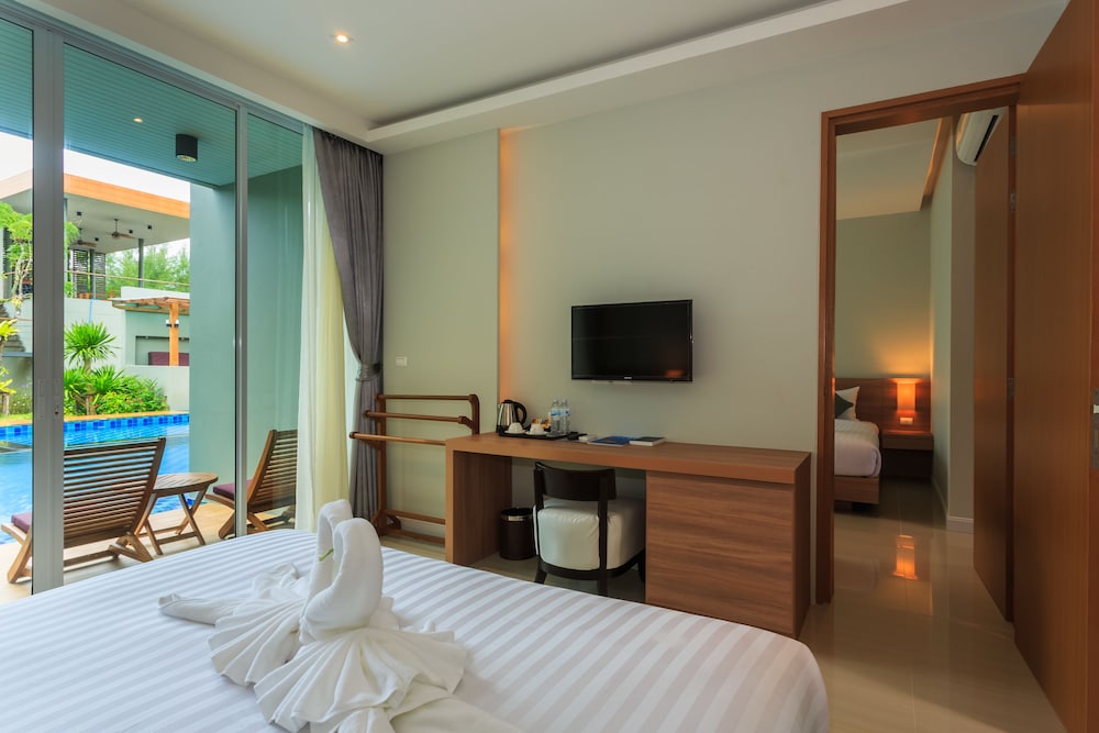 Deluxe Room, Pool Access photo 3