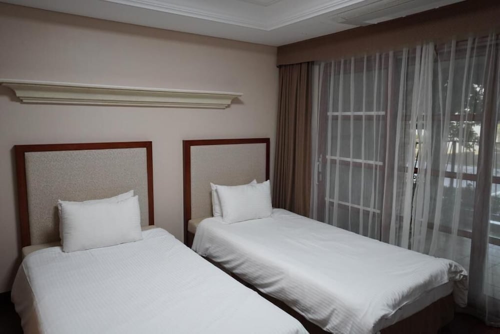 Premier Suite, 2 Bedrooms (Breakfast for 4 PKG) photo 3