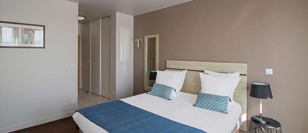 Superior Studio, 1 Queen Bed, Kitchenette - Photo 3