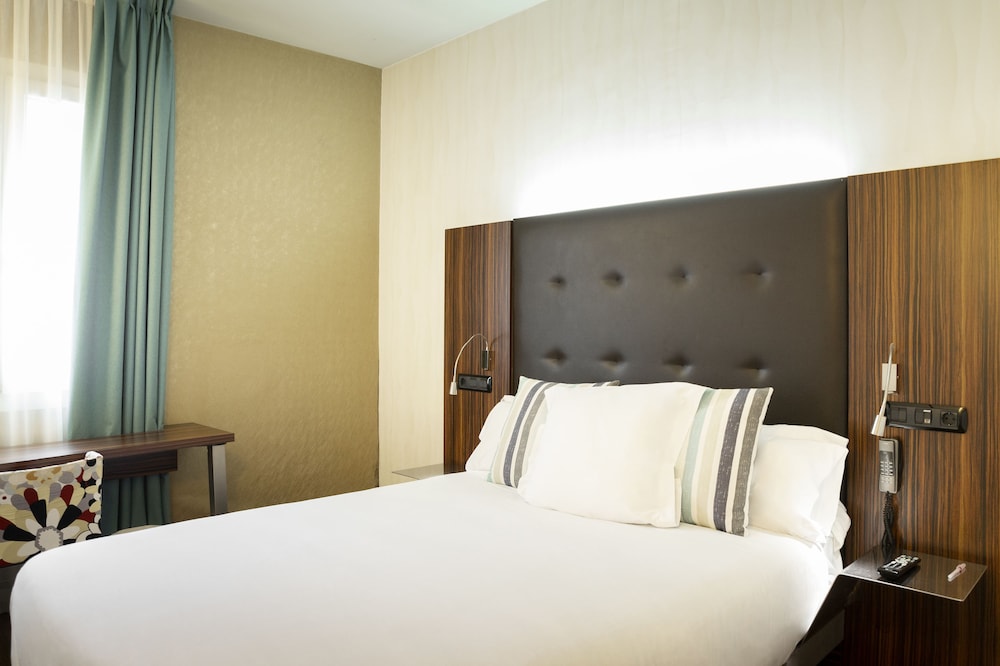 Basic Double Room Single Use, Courtyard View photo 2
