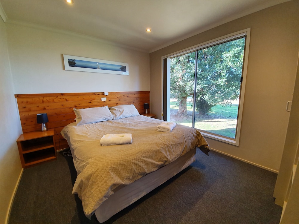 Standard Cabin, 2 Bedrooms, Non Smoking, Kitchen (& Loft Sleeps 6) photo 3