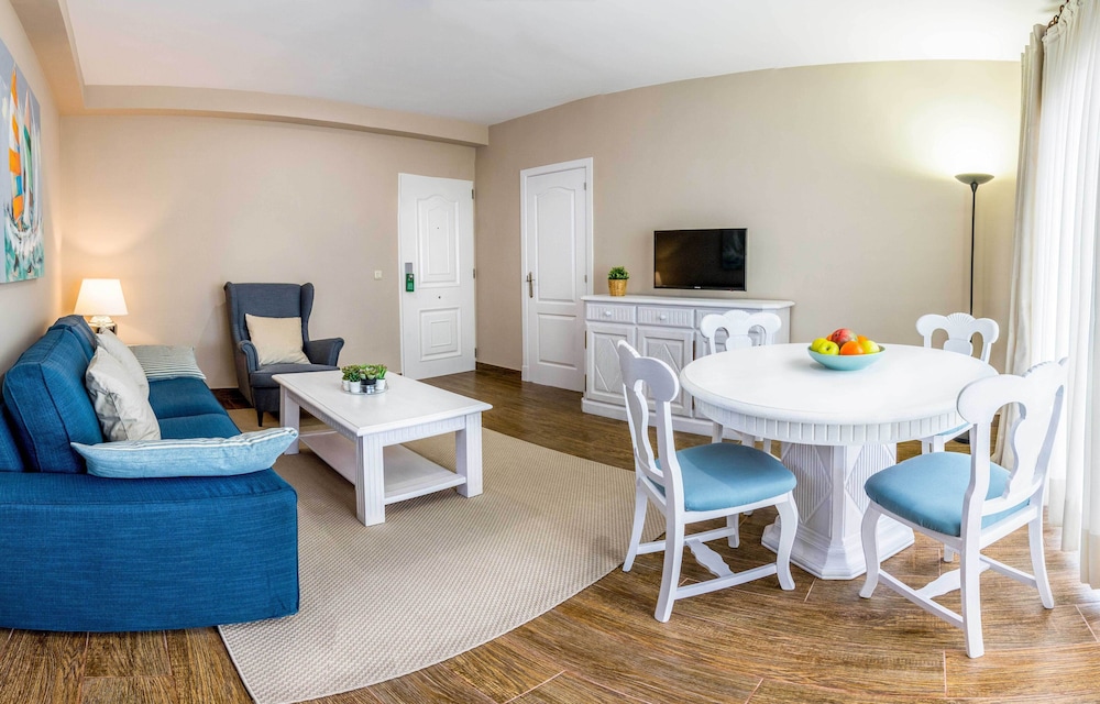 Suite, Pool View (2 Adults and 2 Children) - Photo 6